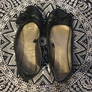 Size 7.5 black flats with zipper bow